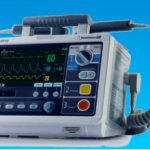 Manual external defibrillator with built-in monitoring function