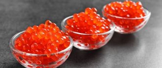 три соусницы с красной икрой